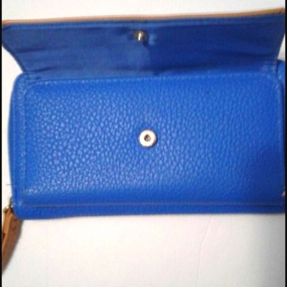 Nautica Blue & Tan Leather Multipocket Wristlet - Picture 4 of 7